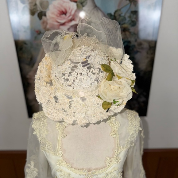 Elegant Vintage 1970s Organza Wedding Gown & Hat Veil - Picture 3 of 12